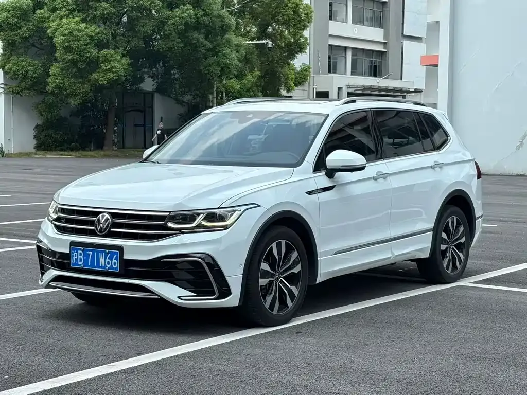 Volkswagen Tiguan L — фото 1