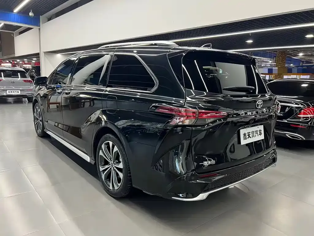 Toyota Granvia — фото 4