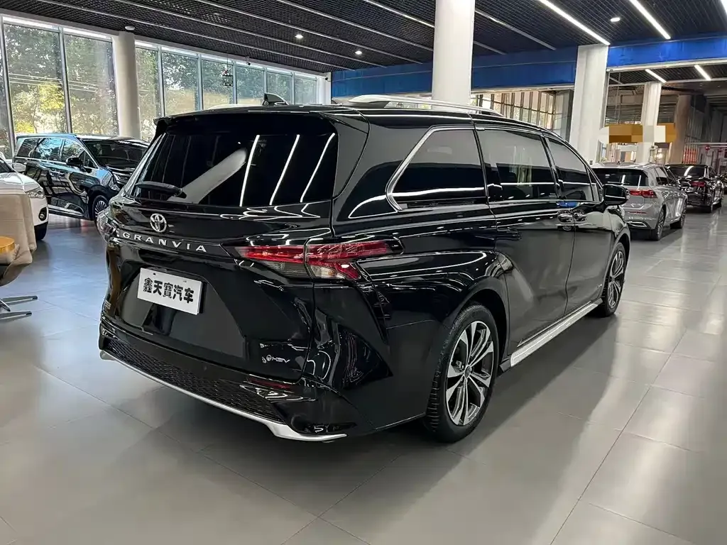 Toyota Granvia — фото 7
