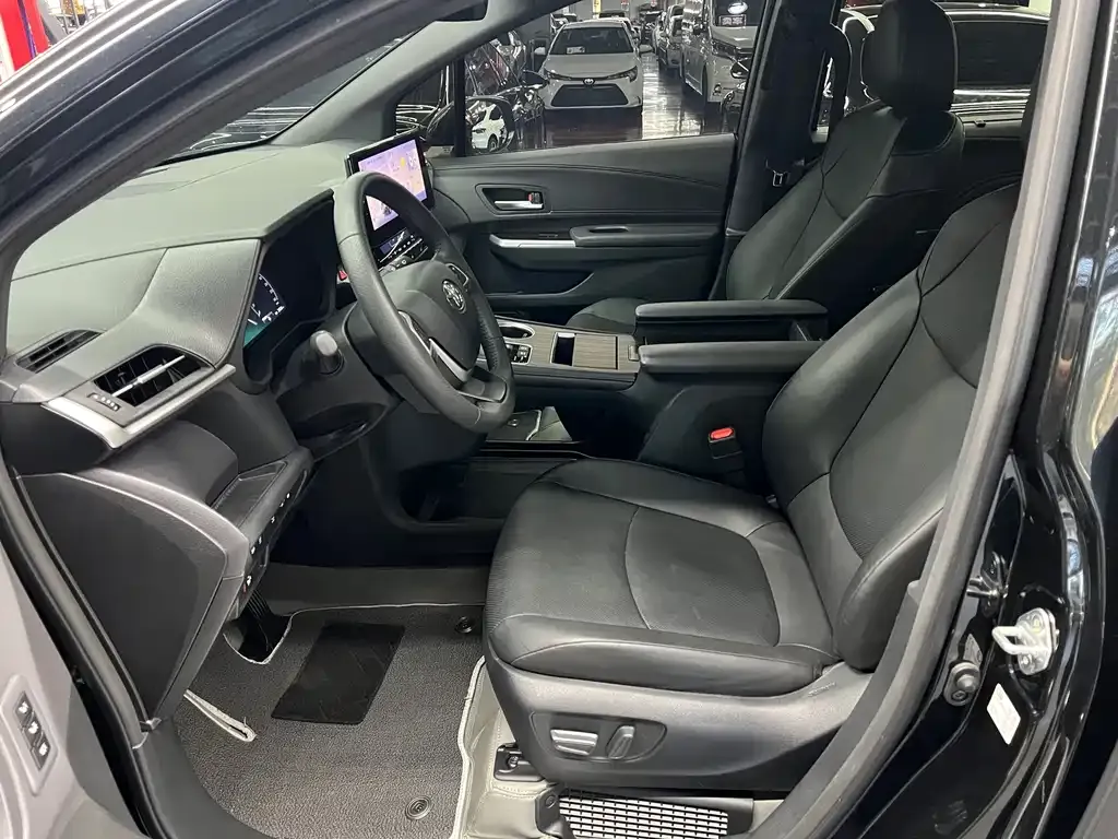 Toyota Granvia — фото 5