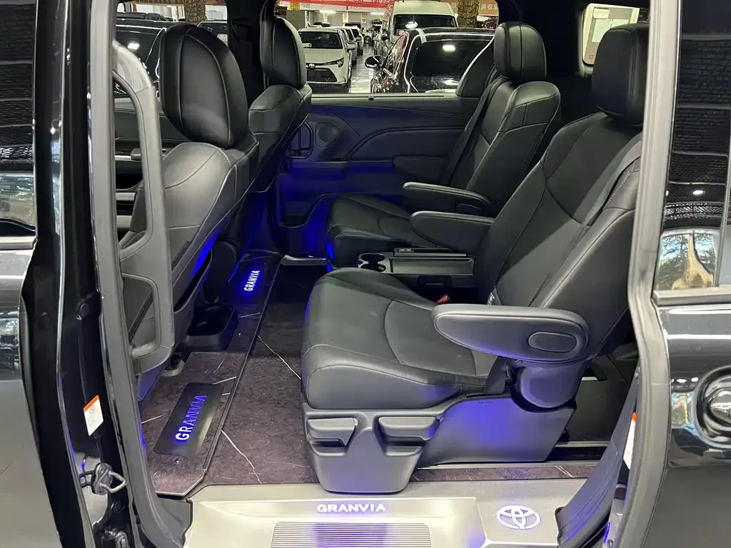 Toyota Granvia — фото 6