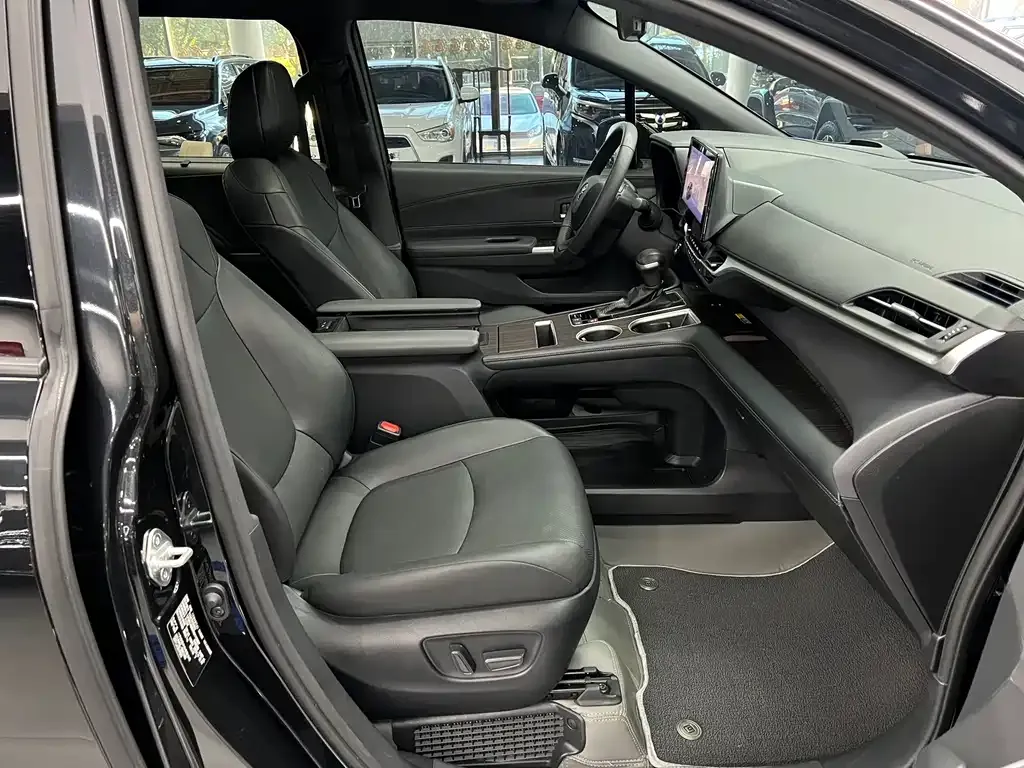 Toyota Granvia — фото 3