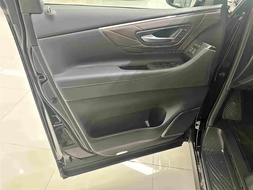 Toyota Vellfire — фото 8