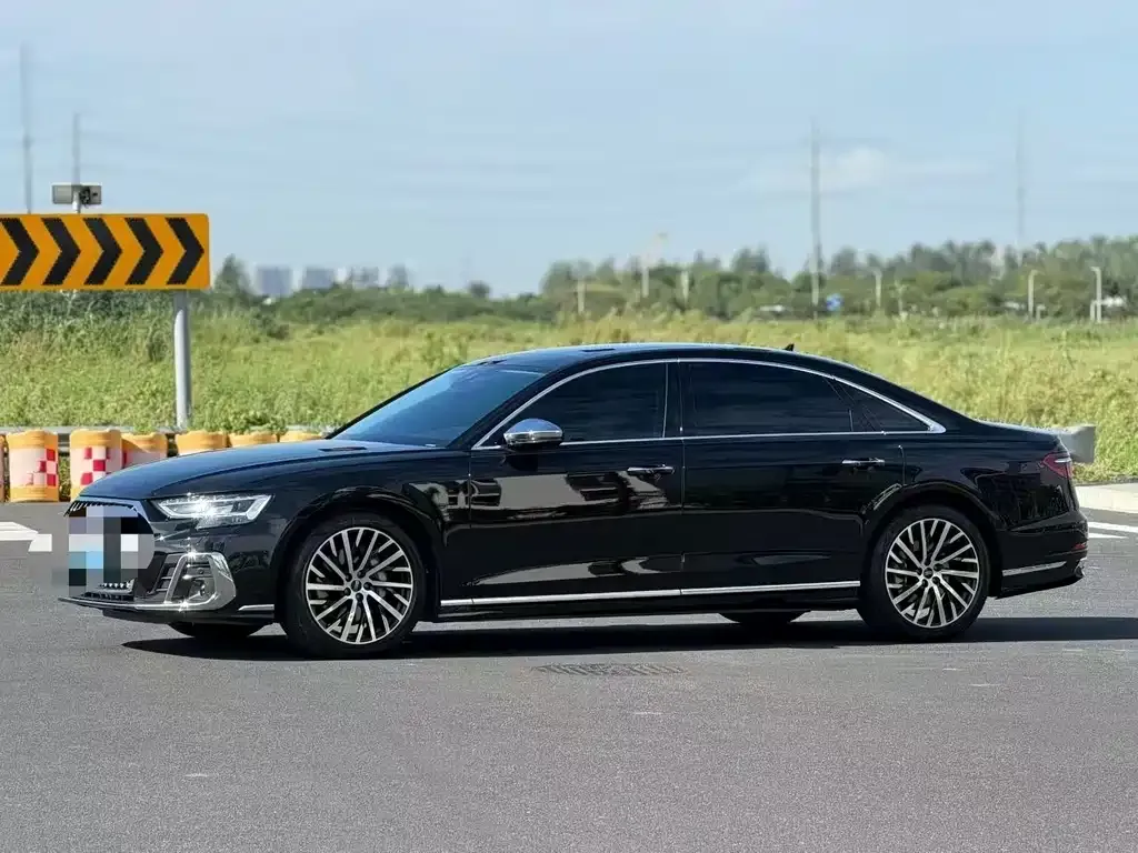 Audi A8 — фото 1