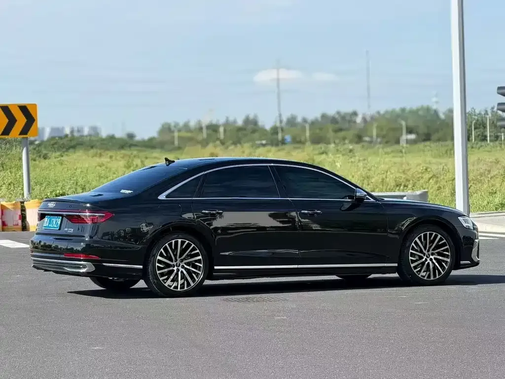 Audi A8 — фото 3