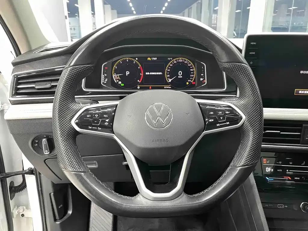 Volkswagen Tiguan L — фото 8