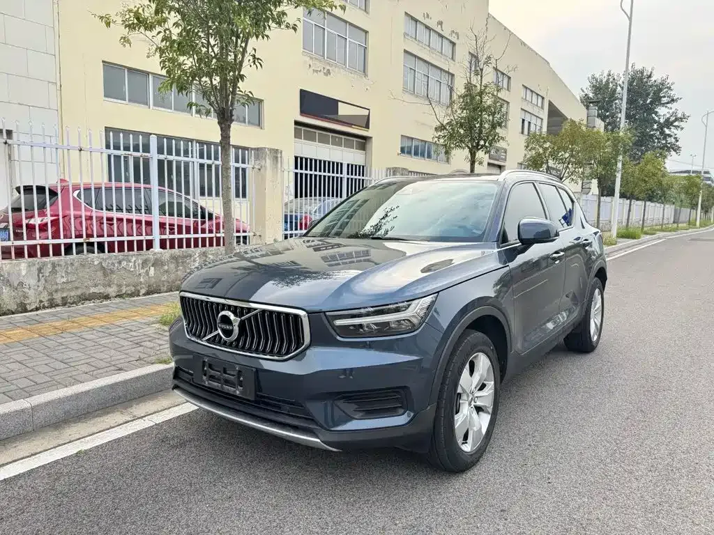Volvo XC40 — фото 1