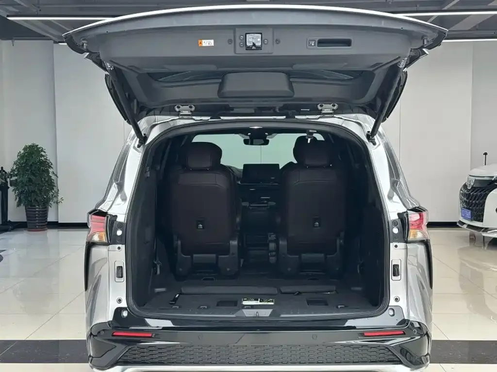 Toyota Granvia — фото 6