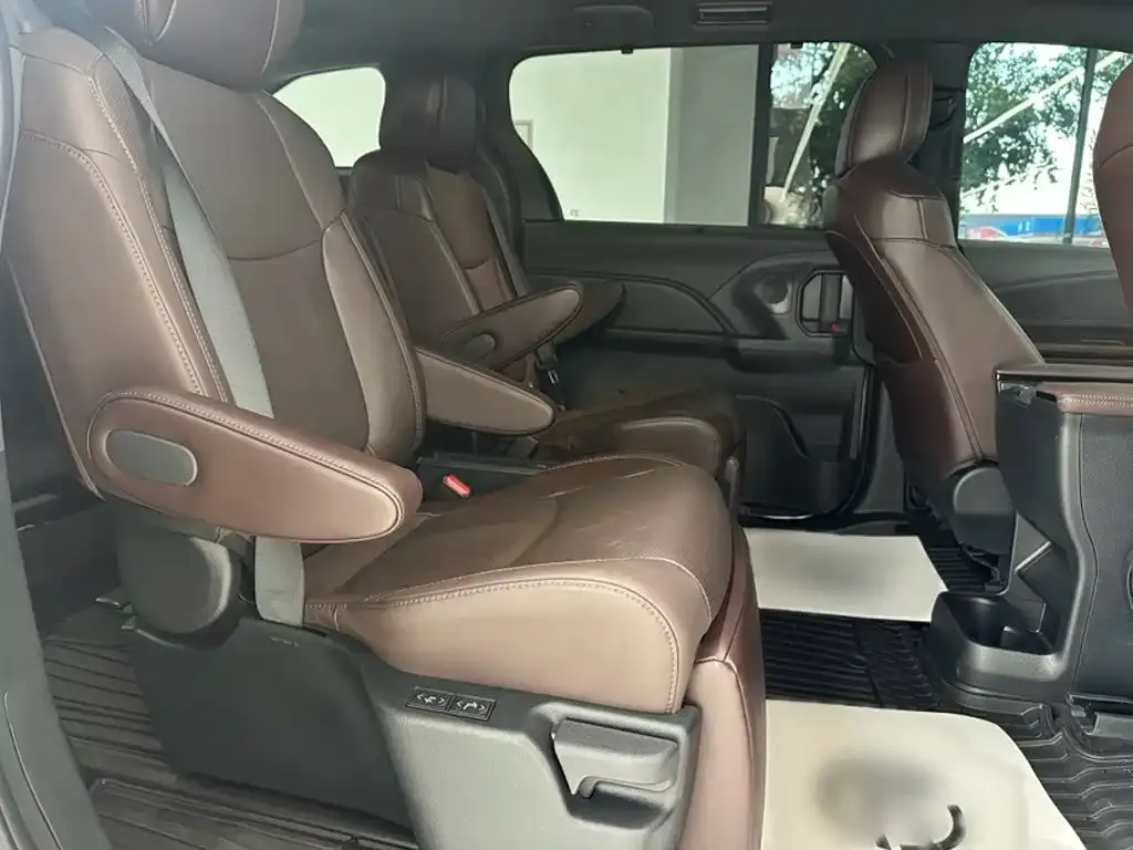 Toyota Granvia — фото 8