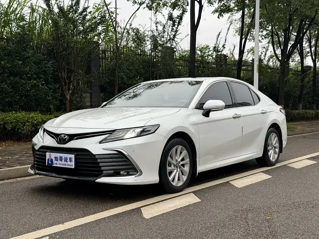 Toyota Camry — фото 1