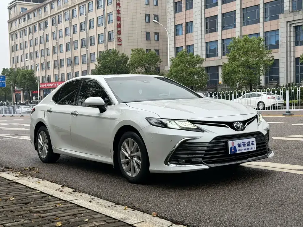 Toyota Camry — фото 9
