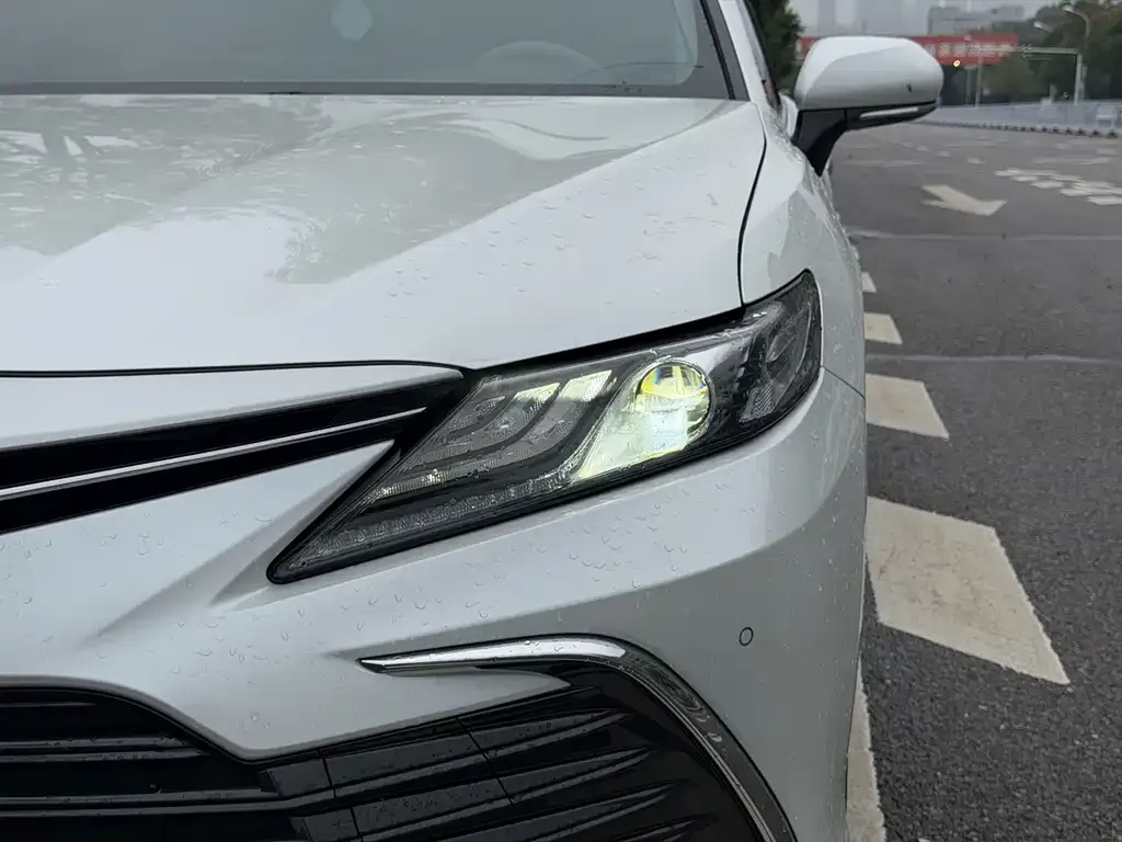 Toyota Camry — фото 2