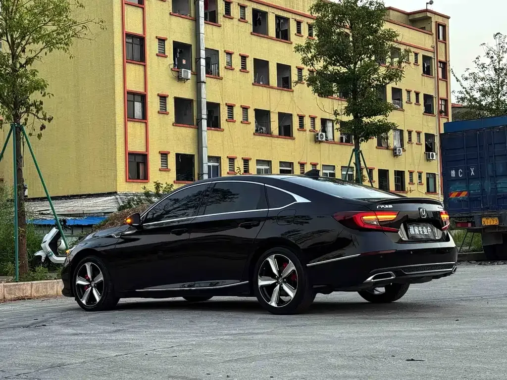 Honda Accord — фото 8