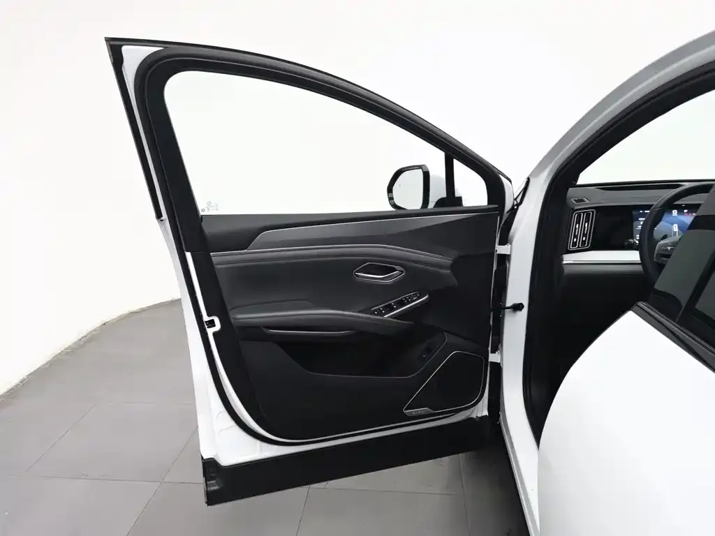 BYD L DM-i — фото 3