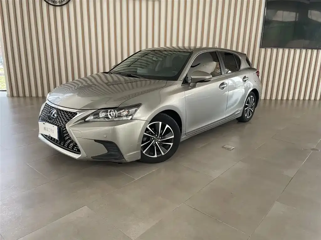 Lexus CT — фото 1