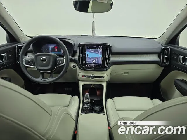 Volvo XC40 — фото 10
