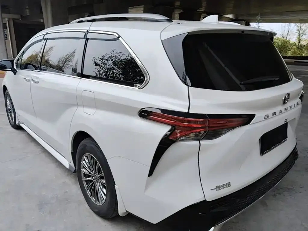 Toyota Granvia — фото 8
