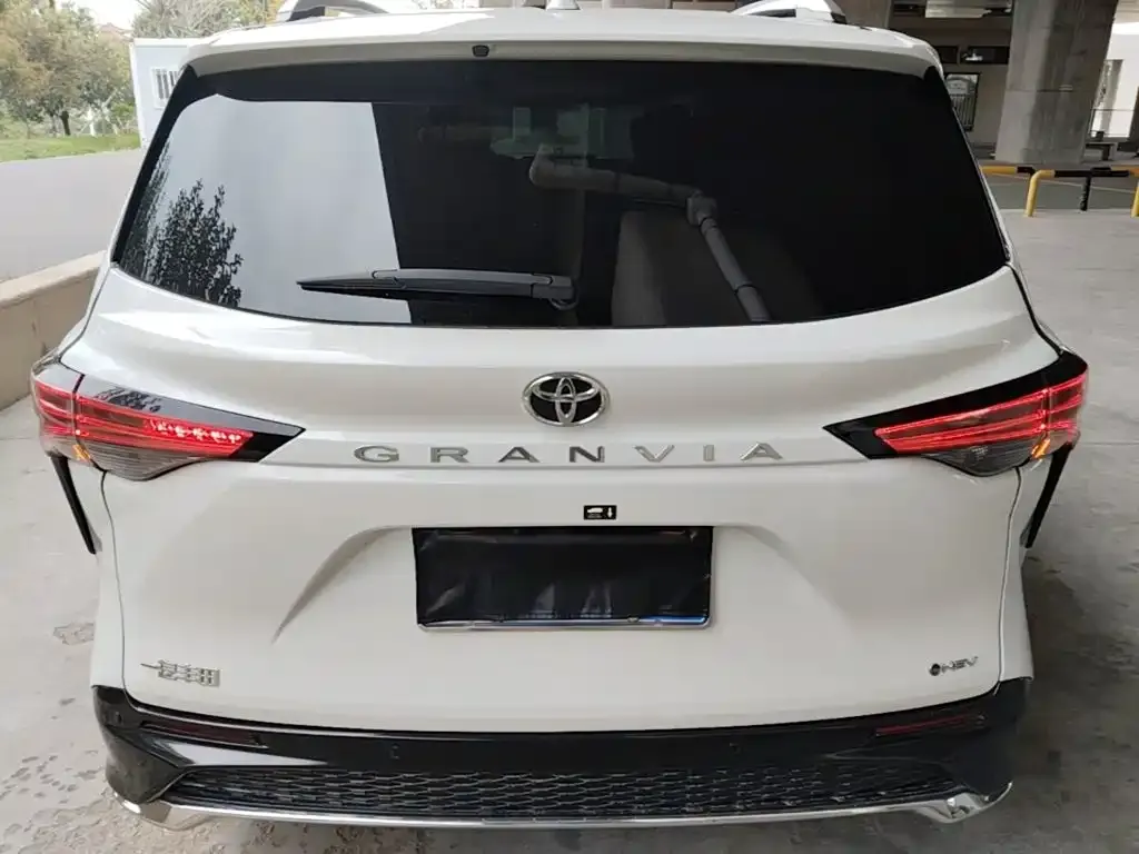 Toyota Granvia — фото 5