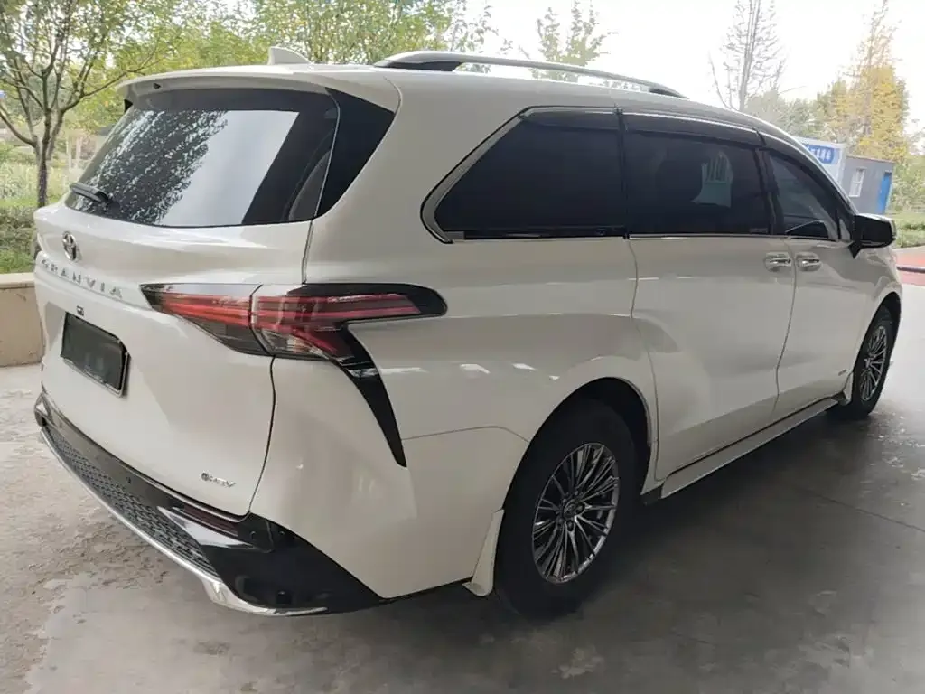 Toyota Granvia — фото 3