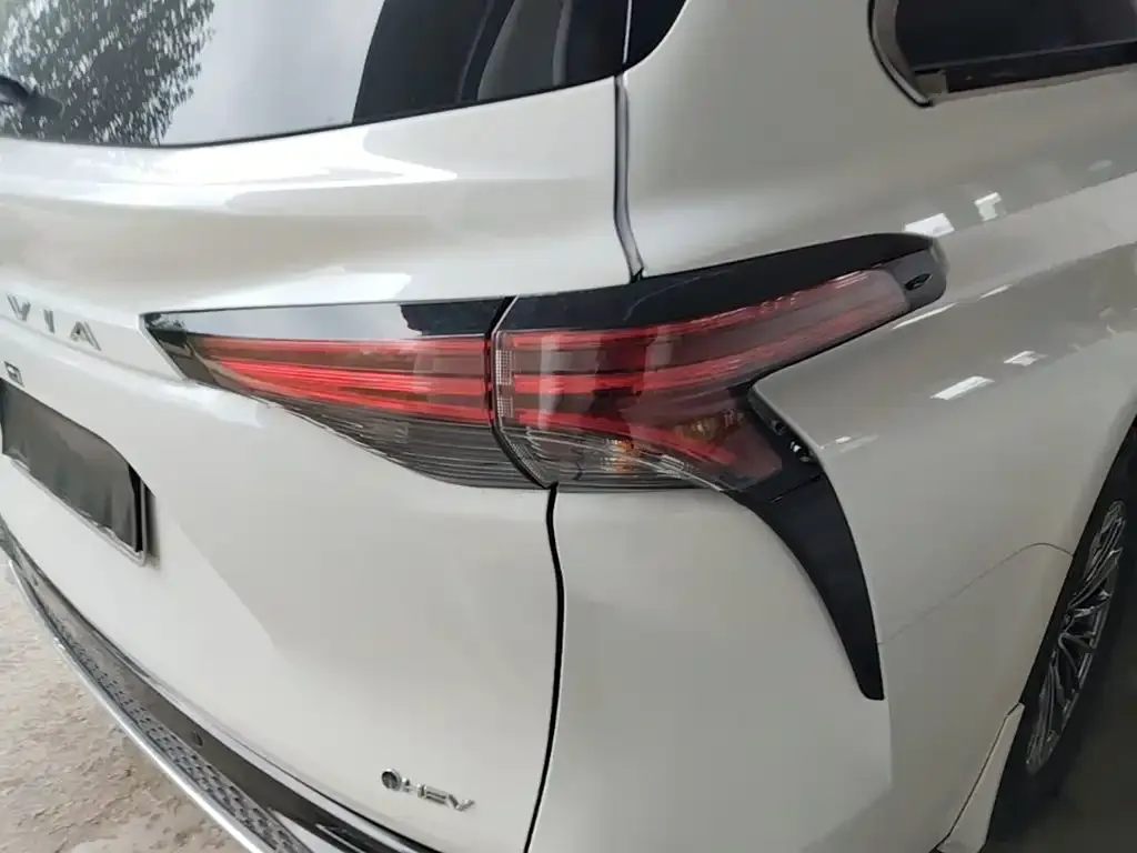 Toyota Granvia — фото 1