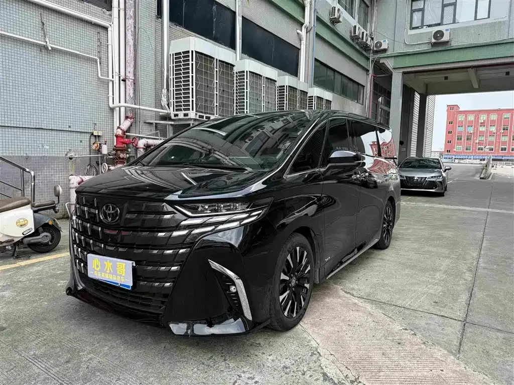 Toyota Alphard — фото 1