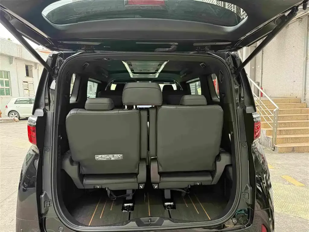 Toyota Alphard — фото 7