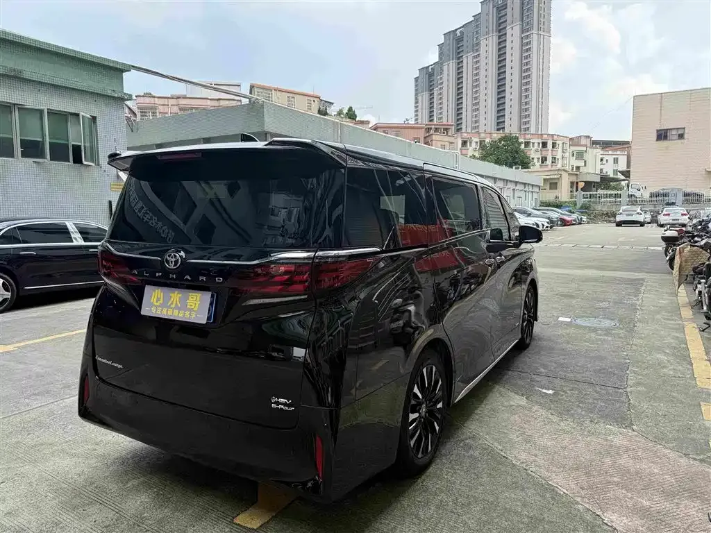 Toyota Alphard — фото 8