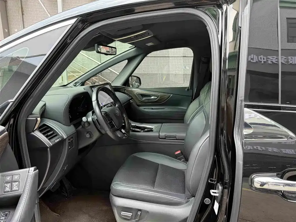 Toyota Alphard — фото 4