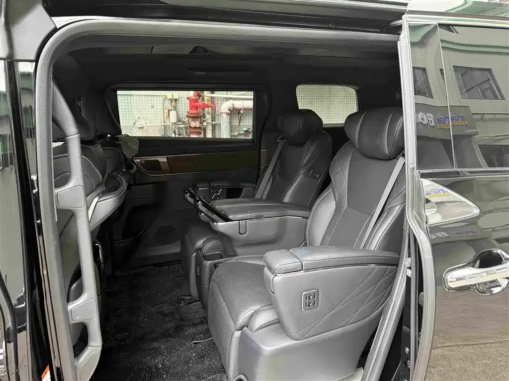 Toyota Alphard — фото 9