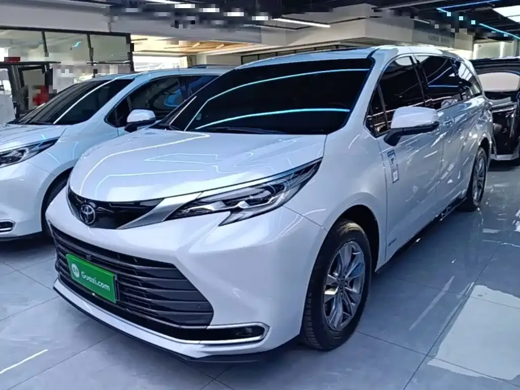 Toyota Sienna — фото 1