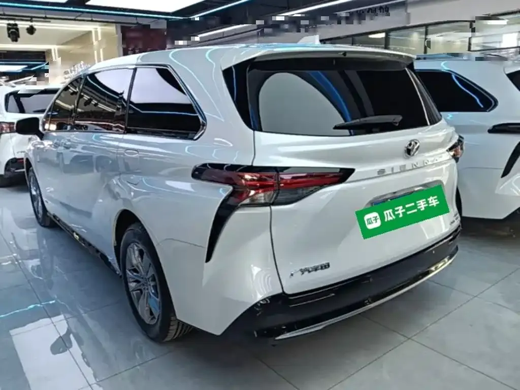 Toyota Sienna — фото 5