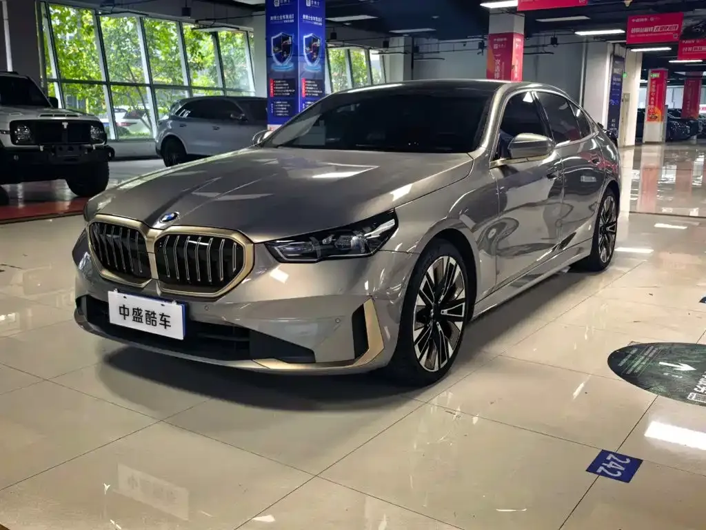 BMW 5 Series — фото 1