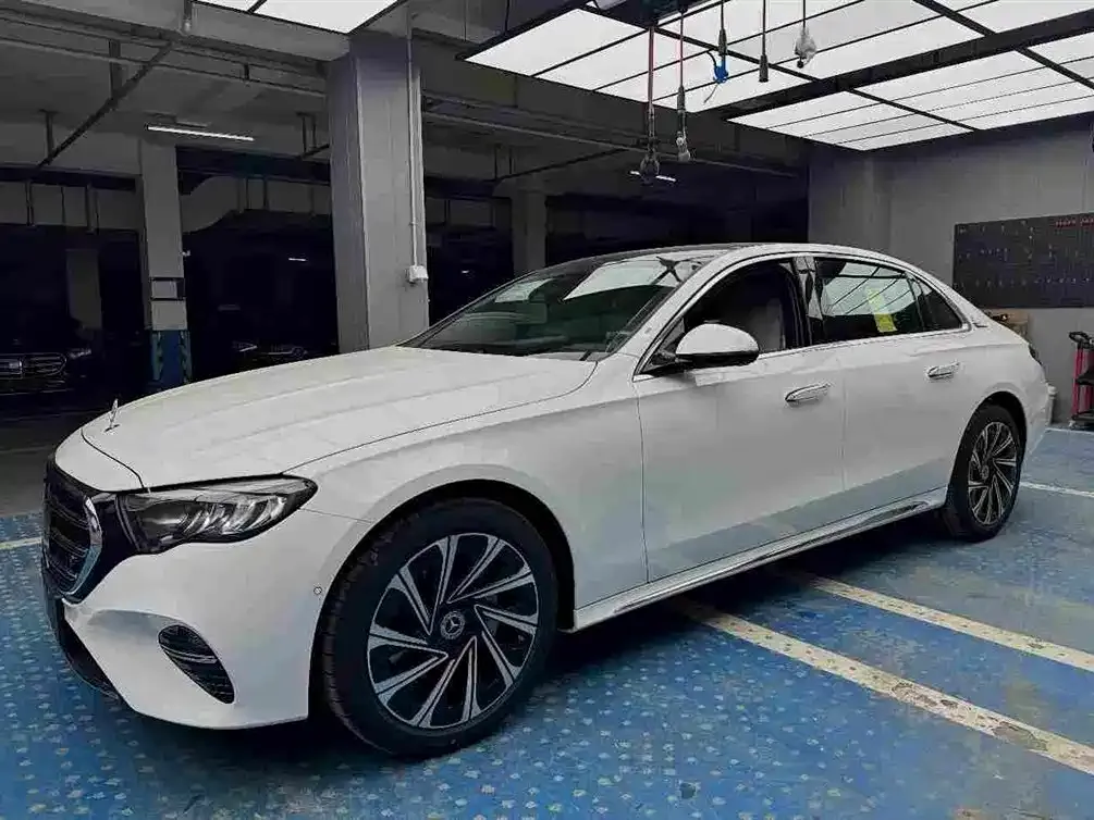 Mercedes-Benz E-Class — фото 1