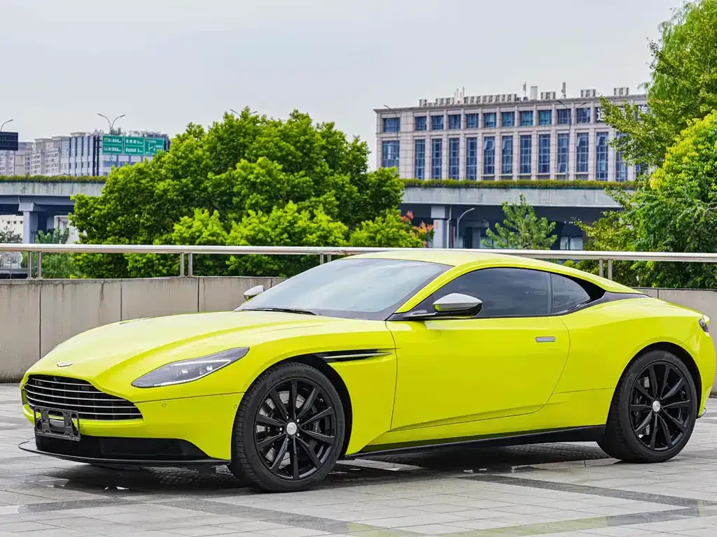 Aston Martin DB11 — фото 1