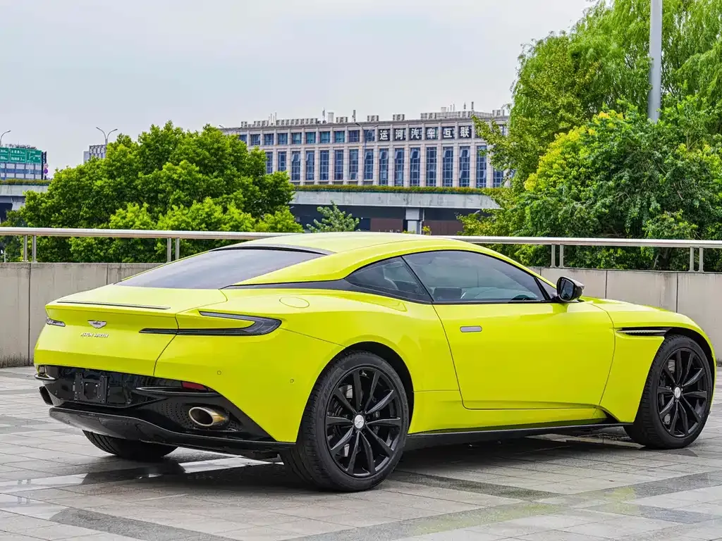 Aston Martin DB11 — фото 10