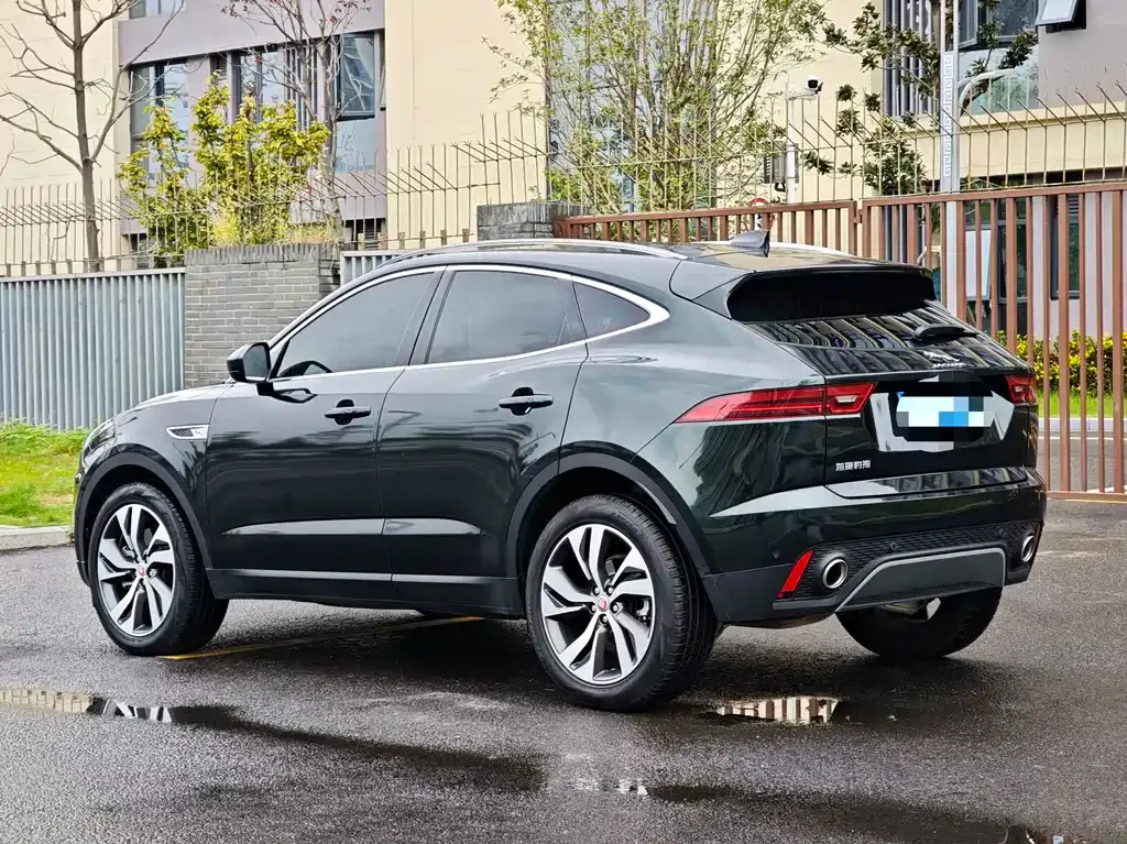 Jaguar E-PACE — фото 10