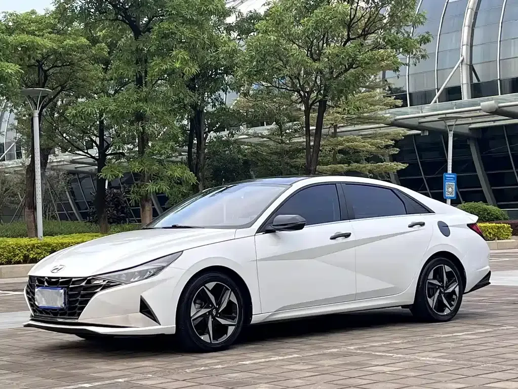 Hyundai Elantra — фото 1