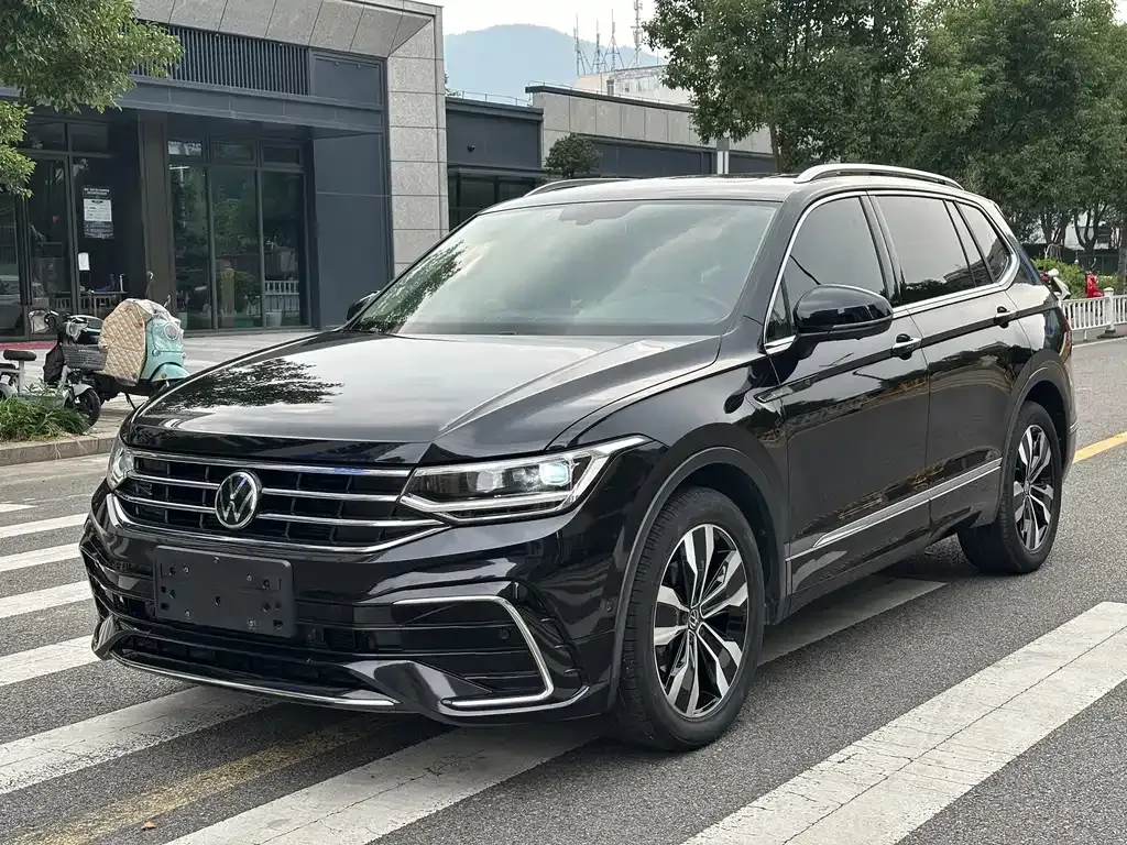 Volkswagen Tiguan L — фото 1