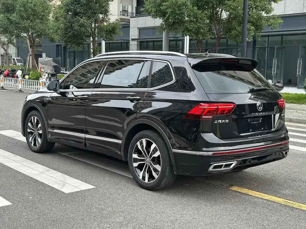 Volkswagen Tiguan L — фото 10