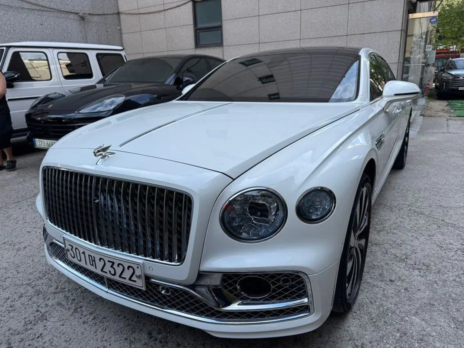 Bentley Flying Spur — фото 1