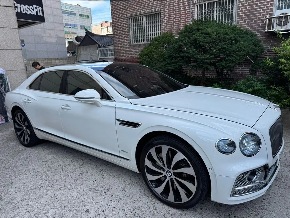 Bentley Flying Spur — фото 9