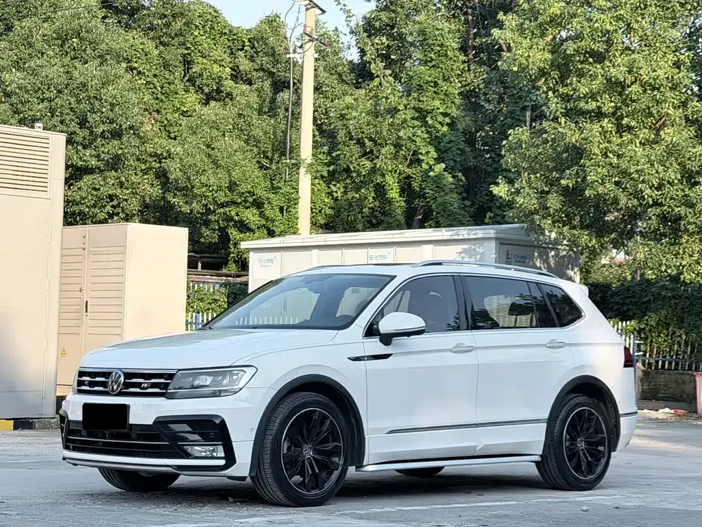 Volkswagen Tiguan L — фото 1