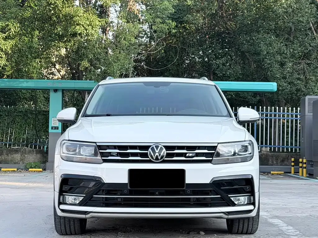 Volkswagen Tiguan L — фото 10