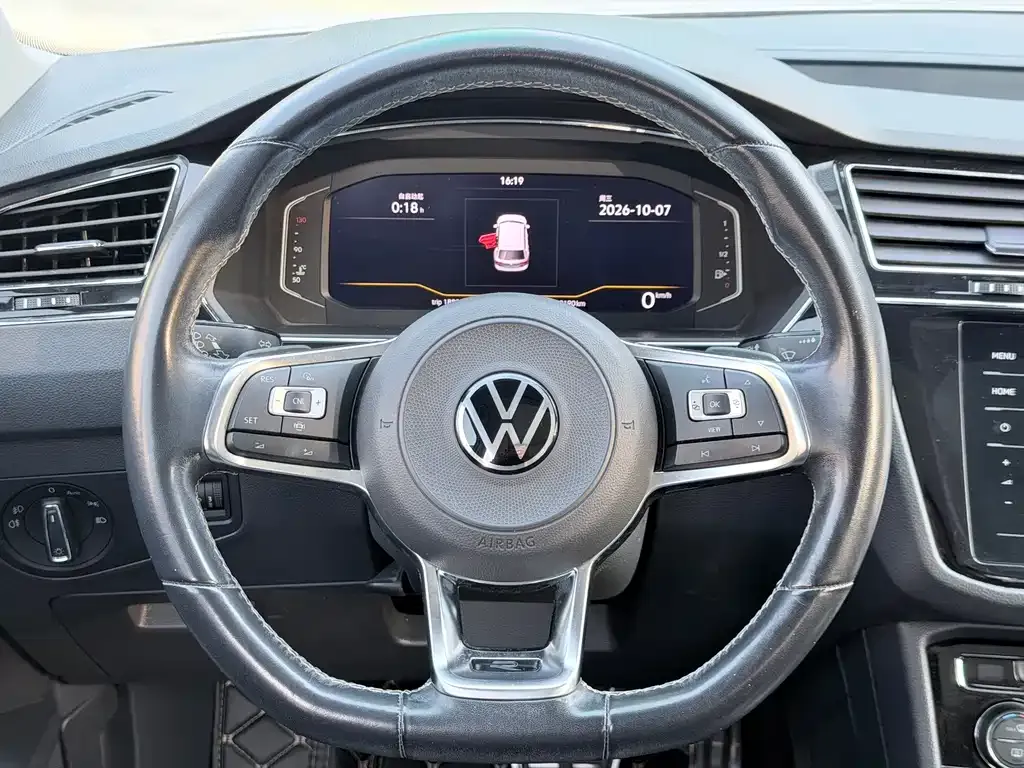 Volkswagen Tiguan L — фото 9