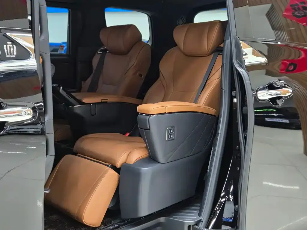 Toyota Vellfire — фото 2