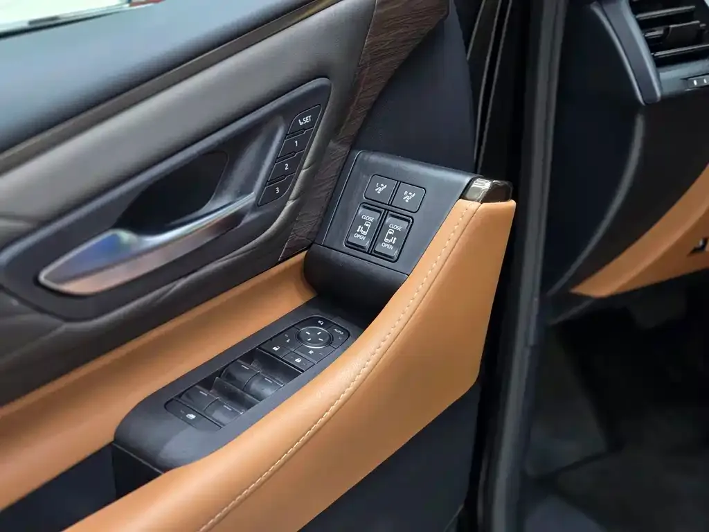 Toyota Vellfire — фото 3