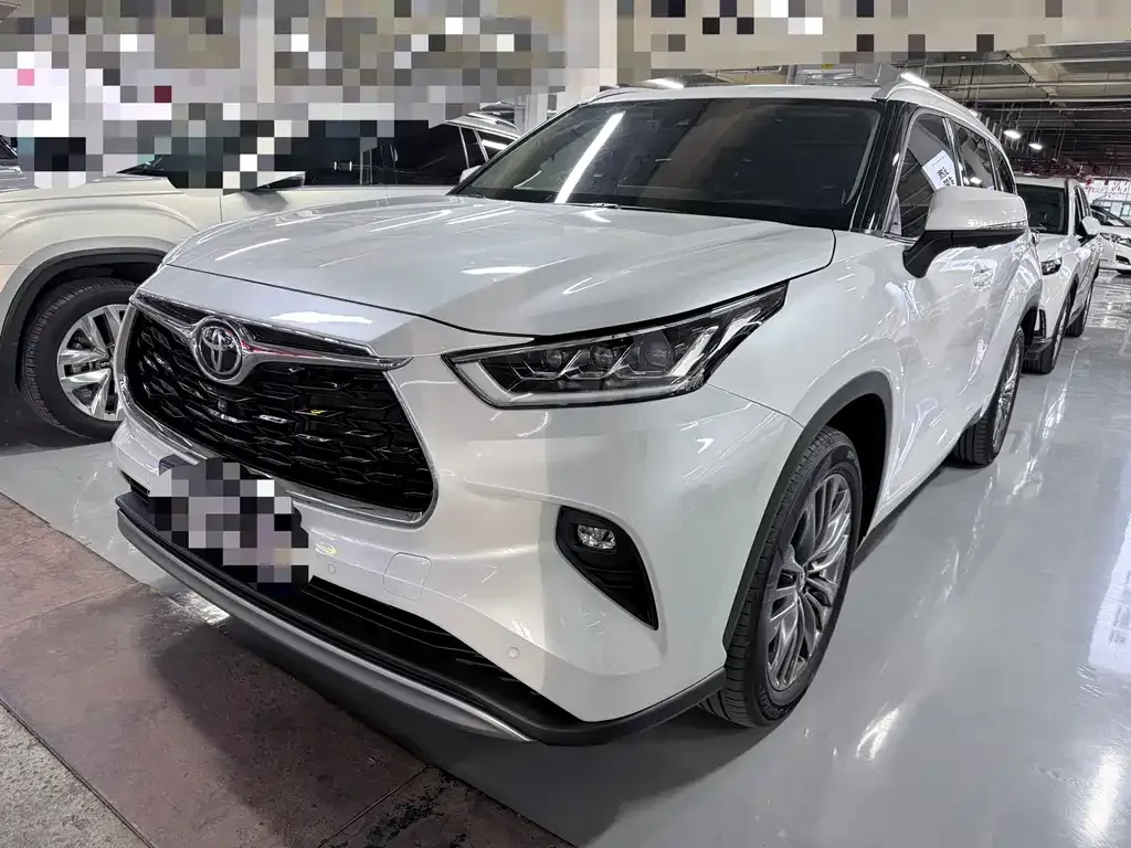 Toyota Highlander — фото 1