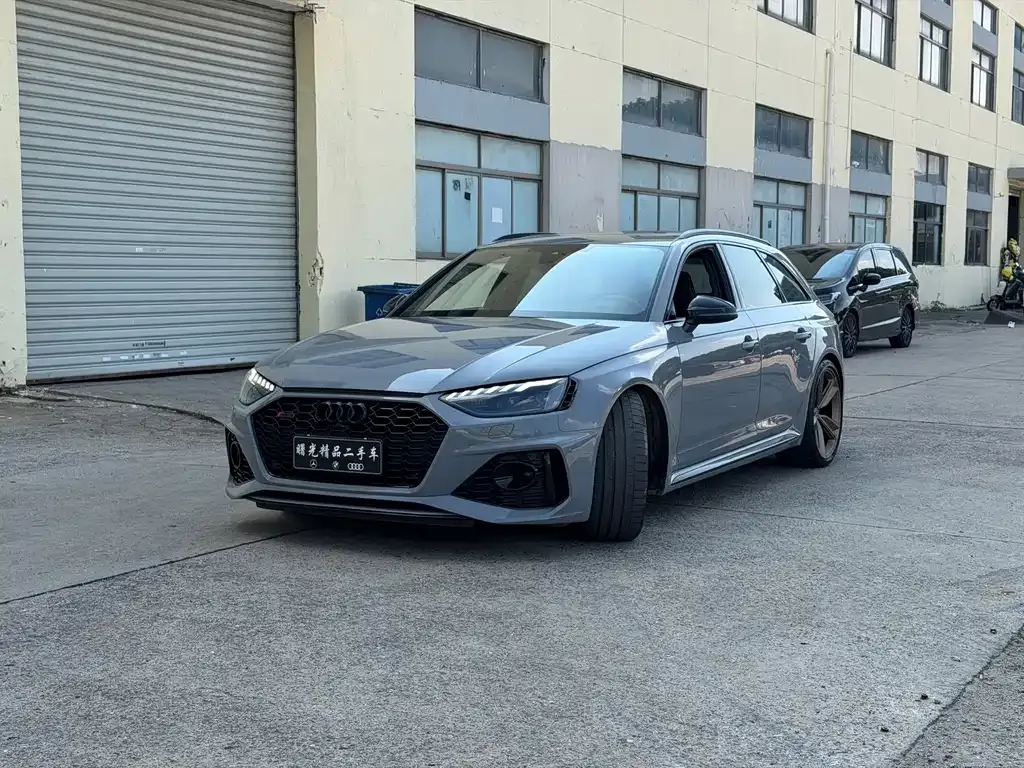 Audi RS 4 — фото 1