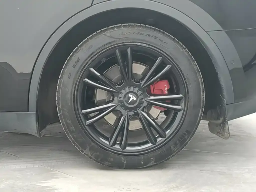 Tesla Model Y — фото 10