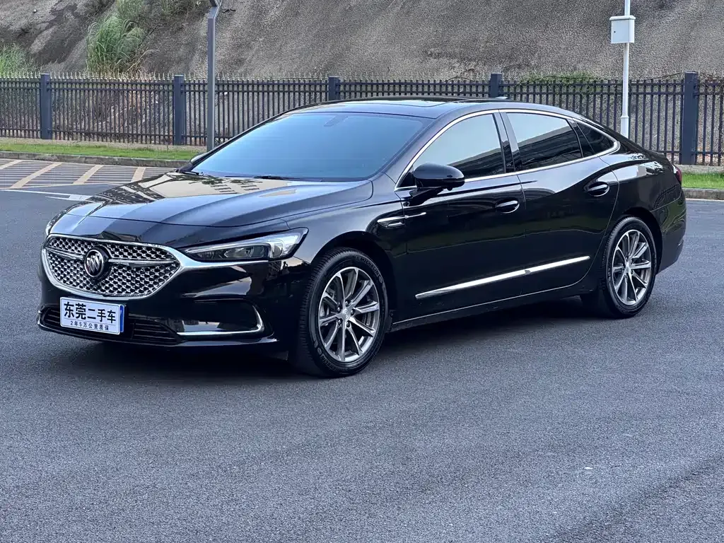 Buick LaCrosse — фото 1